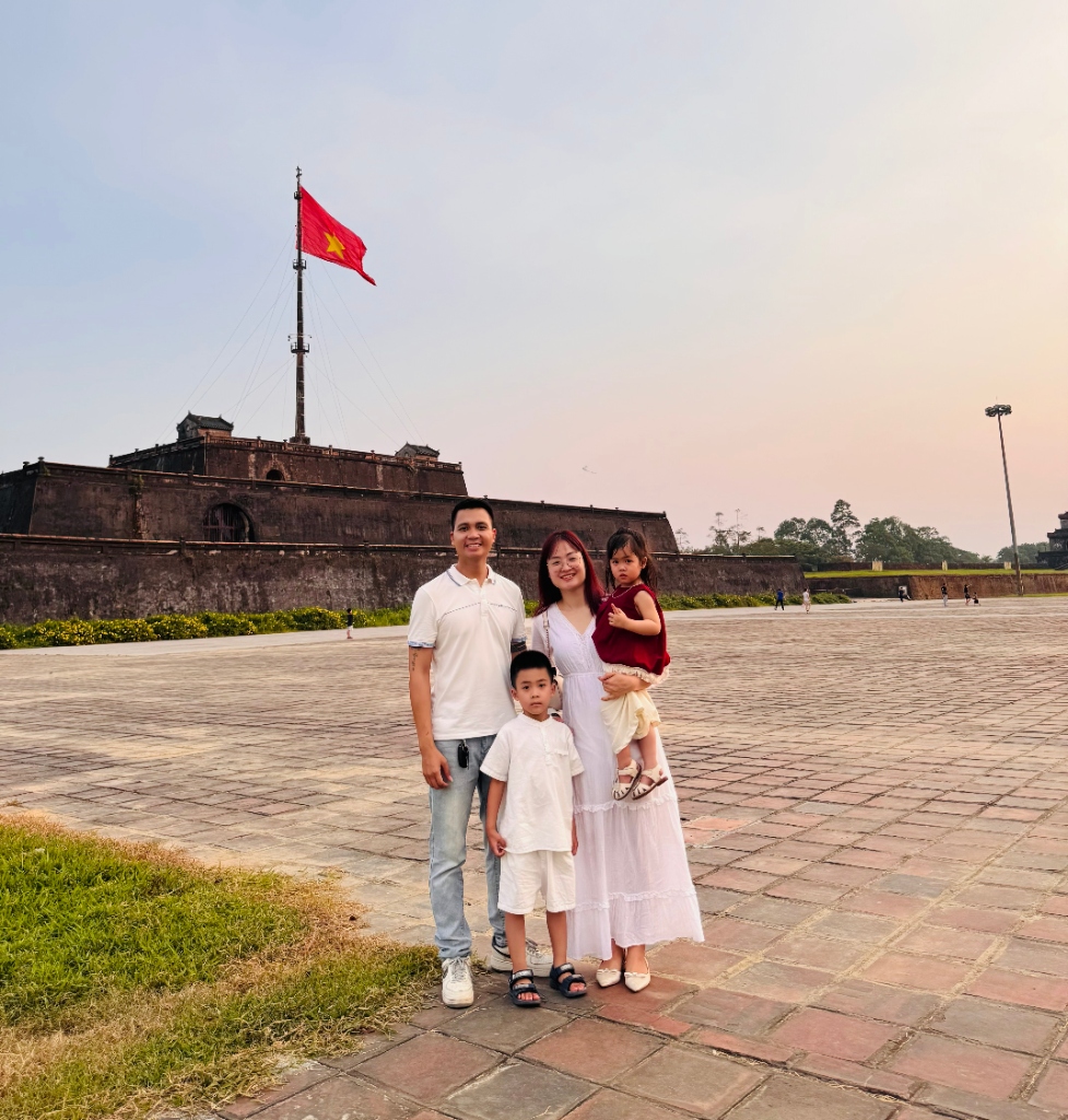 Gia đình Bố, Mẹ và hai bé Tom, Miu tại Cột cờ Huế